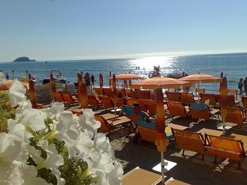Hotel Gabbiano Alassio Buitenkant foto